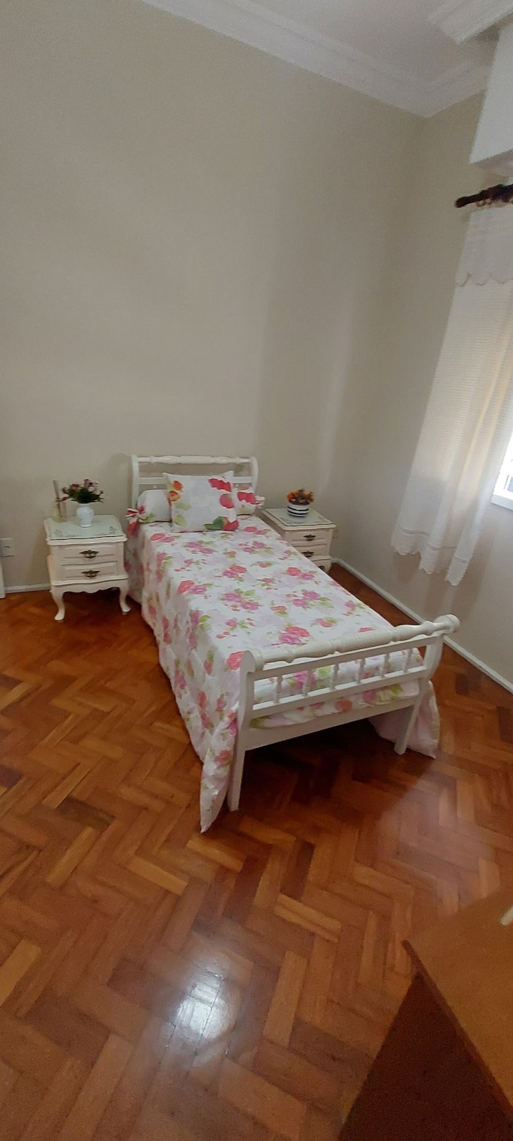 这间单人房非常适合那些寻求舒适、实用和宁静环境的人。
配有双人床和额外的床垫、宽敞的衣柜和衣架、床单和吊扇，可在最炎热的日子使用。



