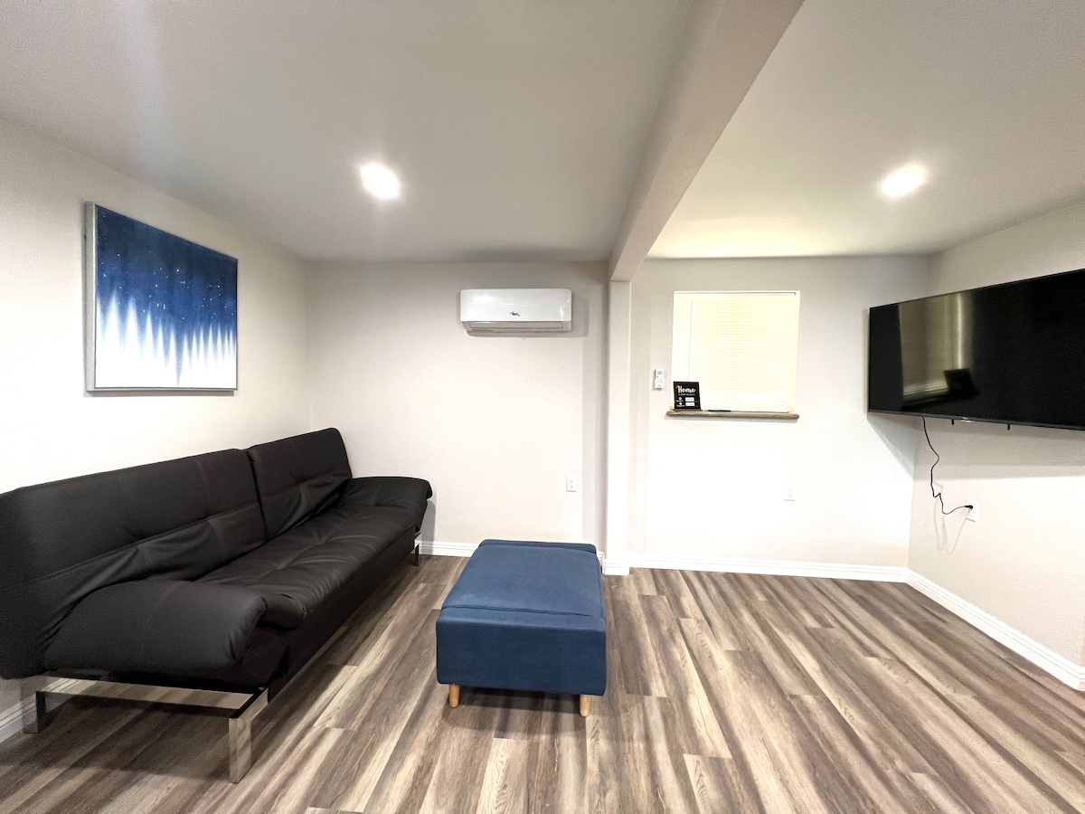 Top Airbnb: Huge 1 Bedroom 1 bath 1living RM/Full kitchen in South San Gabriel