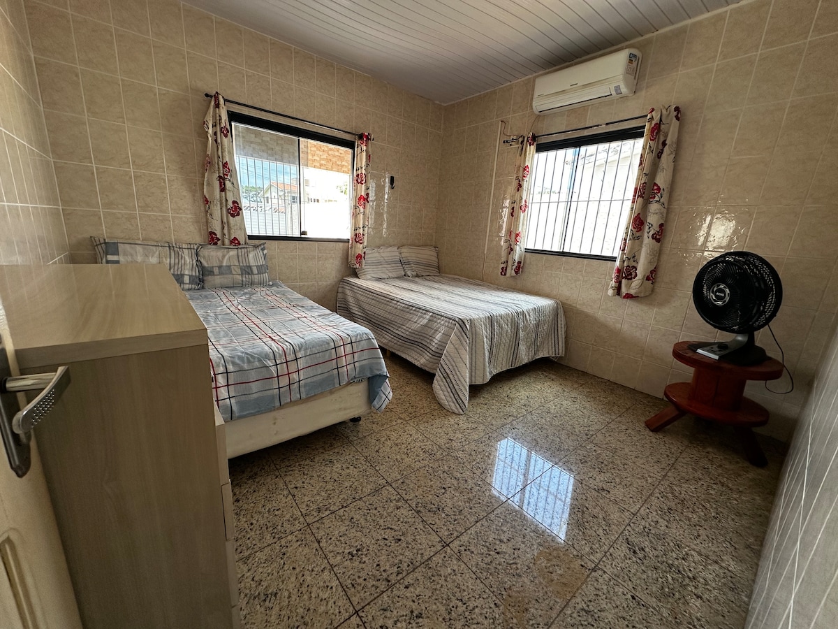 En esta habitación tenemos 2 camas dobles, aire acondicionado, ventilador y una cómoda para guardar ropa, etc. 