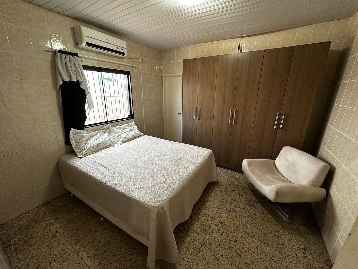 Habitación para una pareja con 1 cama, suite, aire acondicionado, 1 ventilador y una parte del armario con acceso.