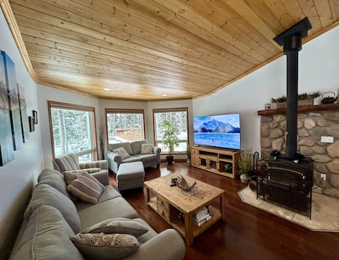 Top Airbnb: Rocky Mountain Retreat: Private 2 Acres & Hot Tub in Clearwater County