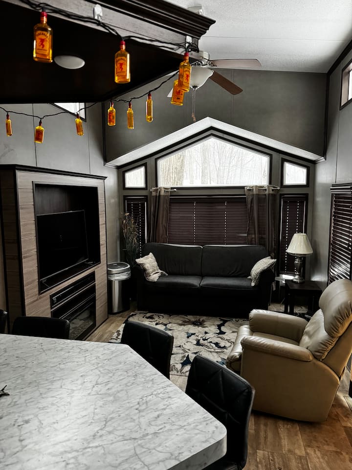 Lakeside Home-110 Acre W Hottub - Lake Erie, PA