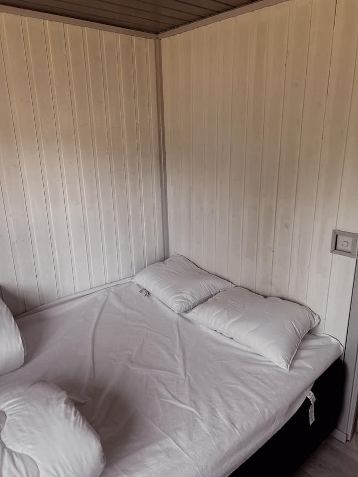 Ružová spálňa. Posteľ 140. Útulná malá spálňa. 