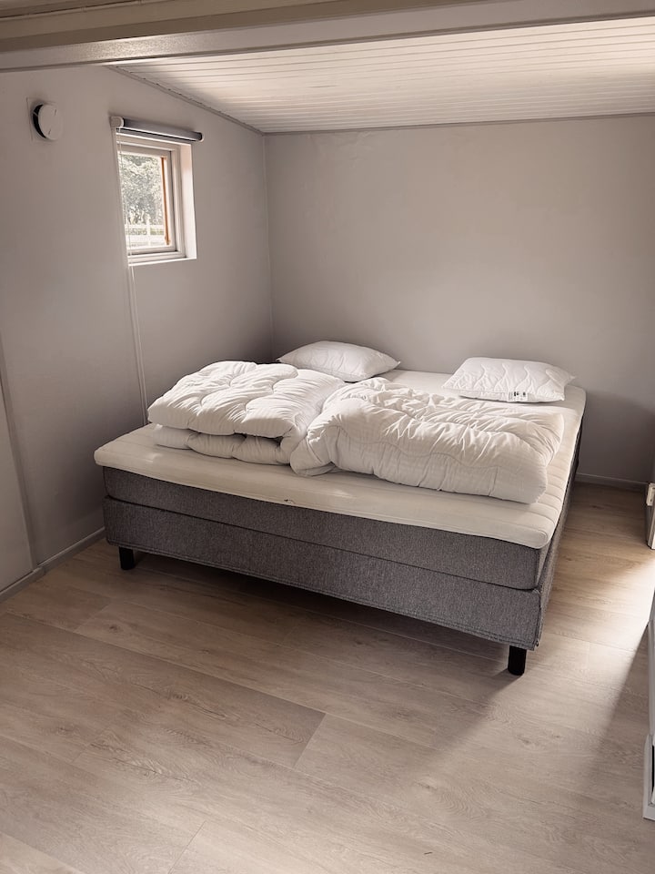 Sivá spálňa. Svieža a veľká spálňa. Novo natreté a pekné. 180 cm posteľ. Možnosť umiestniť detskú postieľku.