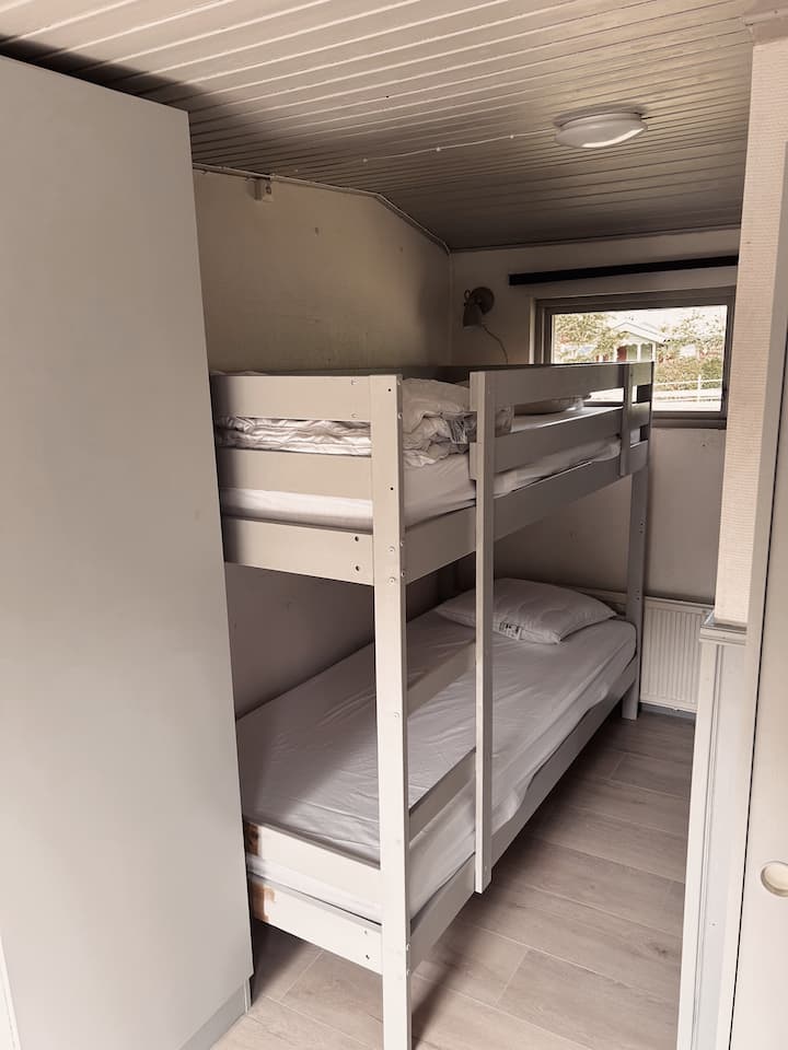 Modrá spálňa. Otvorená a svieža spálňa susediaca s kuchyňou a veľkou sivou spálňou. Do kuchyne nevedú žiadne dvere. Z tejto spálne sú dvere priamo na balkón a 2 skrine.