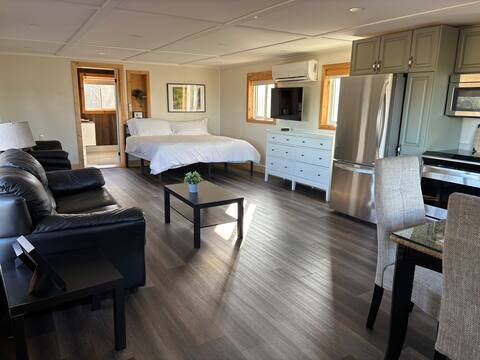 Country Cabin for Long and Short Stays King bed