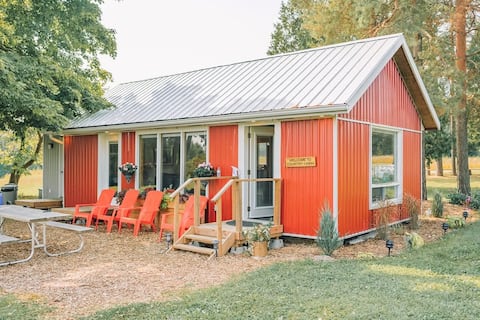 Farm Cabin Retreat | King Bed | Pet Friendly