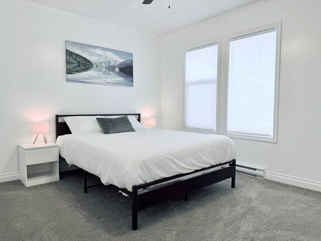 Heart of the City | Clean, Cozy & Fully Equipped gallery image 2