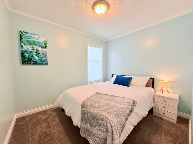 Heart of the City | Clean, Cozy & Fully Equipped gallery image 3