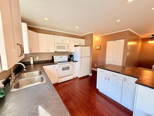 Heart of the City | Clean, Cozy & Fully Equipped gallery image 5