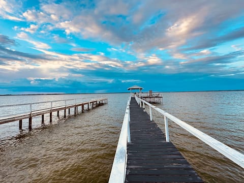 Lakeside Inn private Dock Kayak Bonfire Table Game
