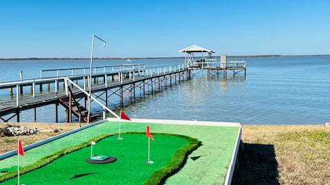 Lakeside Inn private Dock Kayak Bonfire Table Game