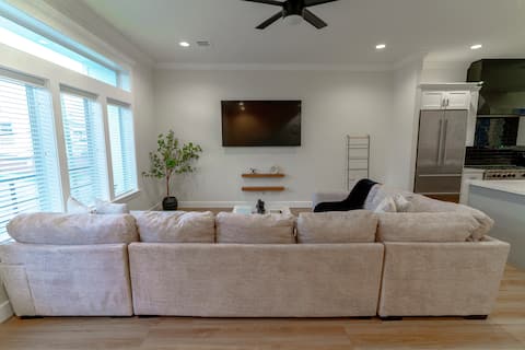 Top Airbnb: Luxury Home w/ Houston Best View & Near Everything in Greater Third Ward