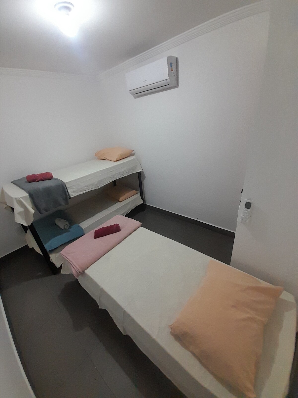 Ოთახი კონდიციონერით, ვერნეზიული ფანჯრით (დახურვისას მუქი), D33 ლეიბებით, ბალიშებით, საბნებით, პირსახოცებით, ზეწრებითა და ბამბის ბალიშის პირებით (150 ნართიანი პერკალი).