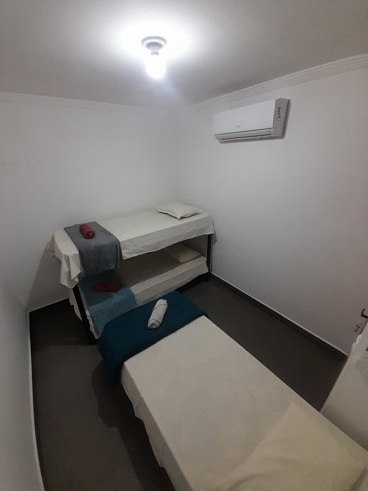 Ოთახი კონდიციონერით, ვერნეზიული ფანჯრით (დახურვისას მუქი), D33 ლეიბებით, ბალიშებით, საბნებით, პირსახოცებით, ზეწრებითა და ბამბის ბალიშის პირებით (150 ნართიანი პერკალი).