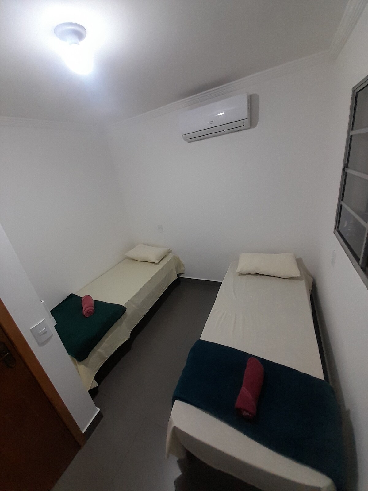 Აპარტამენტი (ოთახი ექსკლუზიური სააბაზანოთი), კონდიციონერით, D33 ლეიბებით, ბალიშებით, საბნებით, პირსახოცებით, ზეწრებითა და ბამბის ბალიშებით (150 ნართი).