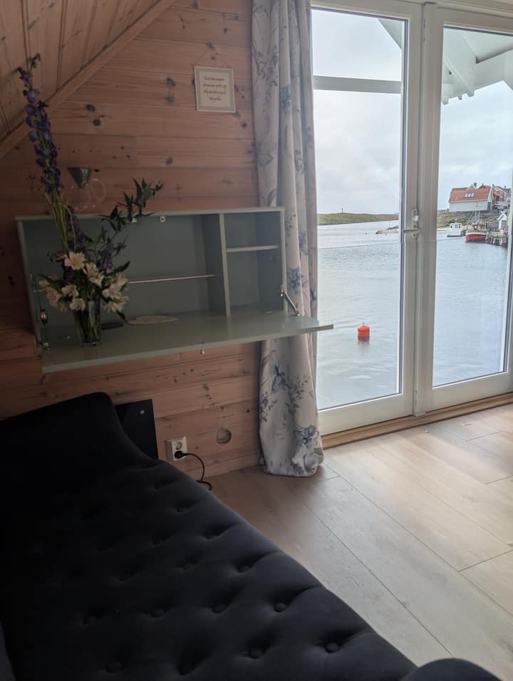 Sofá y escritorio/barra. 