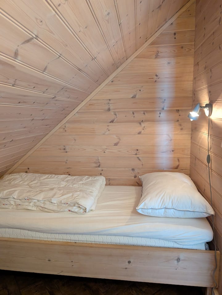 No hay ventana en este dormitorio. Las camas no son adecuadas para personas de más de 170 cm de altura. 