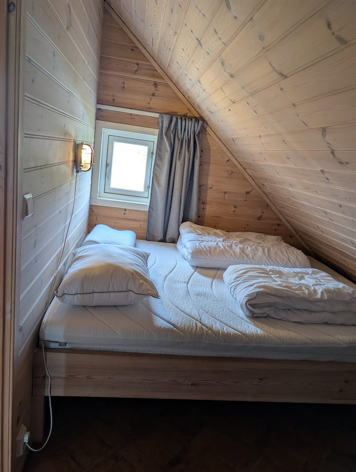 Colchón y cubrecolchón nuevos: 150 cm x 200 cm. Cortina de atenuación de luz. 
