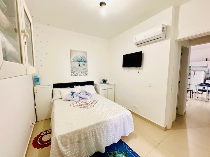 за ваша удобност и практичност, оваа соба има:
Клима уред,
ПАМЕТЕН ТЕЛЕВИЗОР, 
Низок шкаф со  фиока за вашата облека.