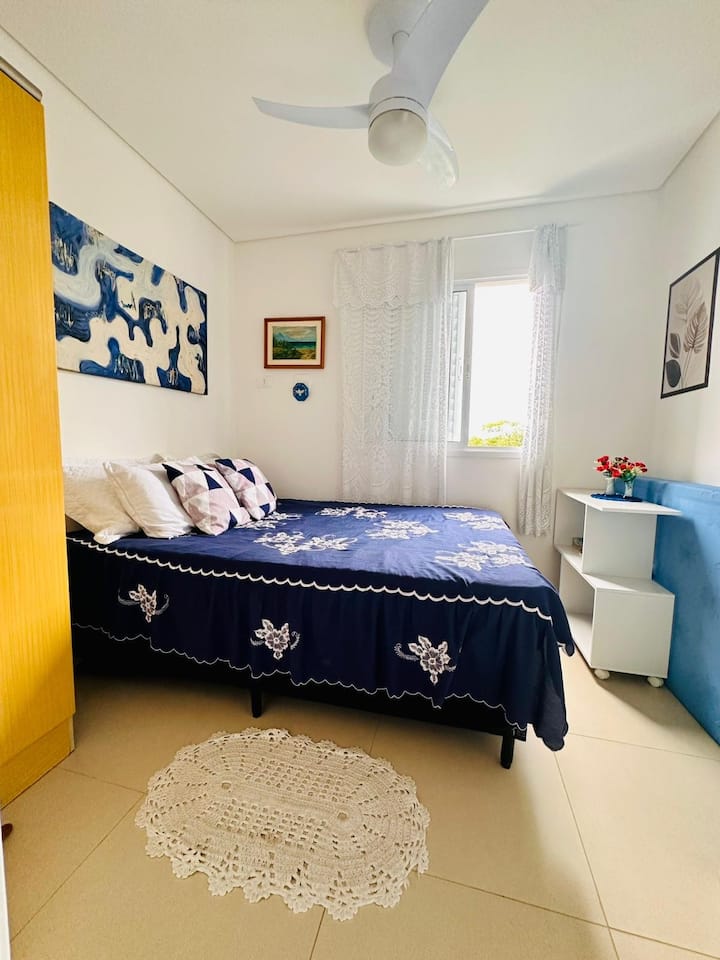 Удобното спиење е од суштинско значење. Спална соба со тавански вентилатор со далечинско управување и дополнителен единечен душек 