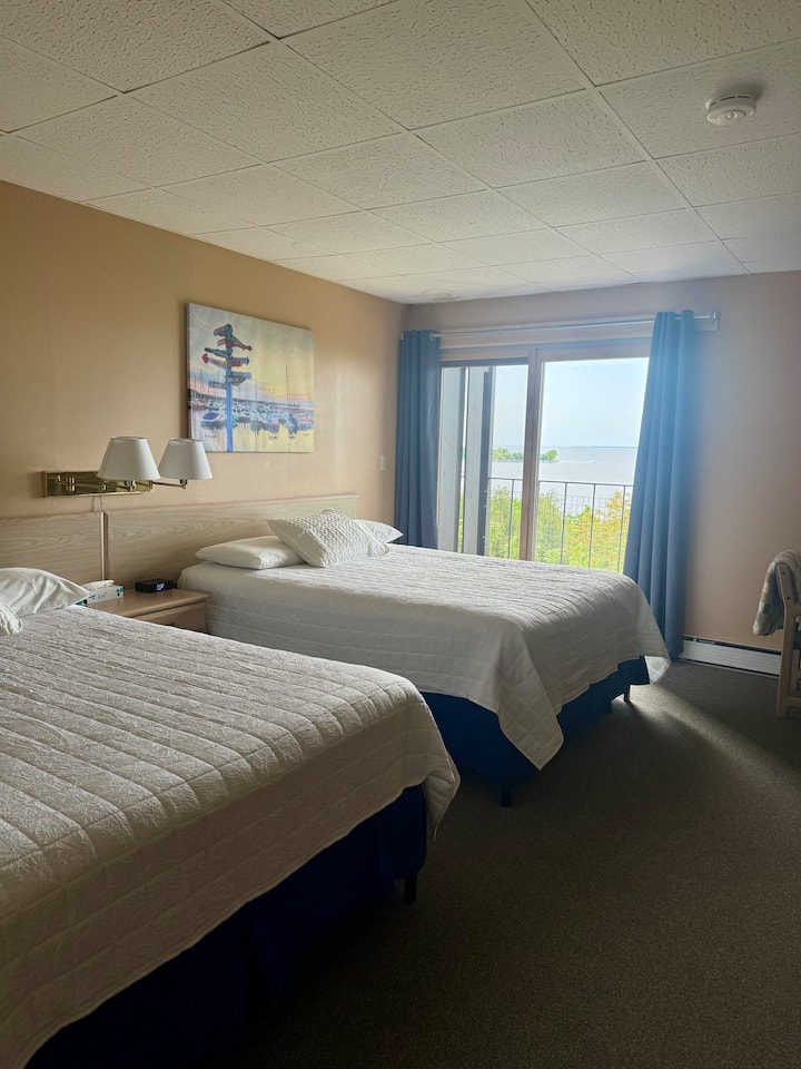 Despiértate en tus cómodas camas tamaño queen con las impresionantes vistas de la bahía justo allí. Tienes puertas correderas de cristal para acceder directamente a tu propio balcón privado, donde podrás relajarte y disfrutar de tu café matutino mientras contemplas la belleza de la bahía. 