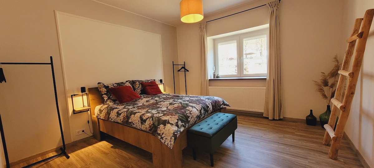 El dormitorio principal ofrece comodidad y tranquilidad con una gran cama doble, almohadas adicionales, cortinas opacas y mosquiteras. El triple vidrio lo hace maravillosamente silencioso. Los detalles y la decoración se han trabajado con cuidado.