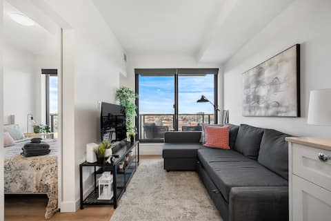 Successful Airbnb property: 11thFloor*Balcony*Fibe-Internet10MinsToStampede in Crescent Heights