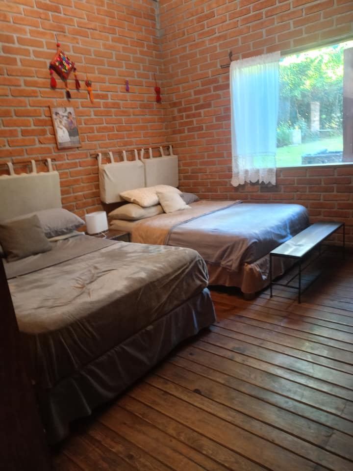 2 tweepersoonsbedden beneden en 2 eenpersoonsbedden op de zolder met een complete badkamer 