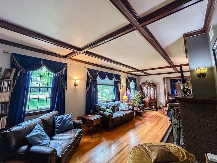 Historic District Charm!
Huge Patio & Backyard! - 캔자스
