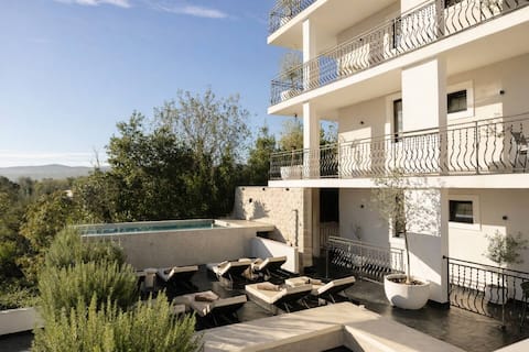 Charming Villa with heated Pool in Tivat