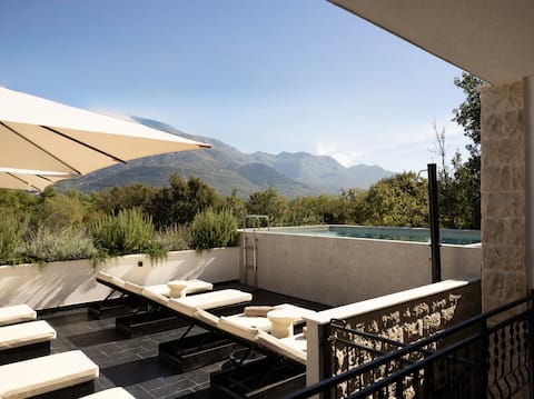 Charming Villa with heated Pool in Tivat