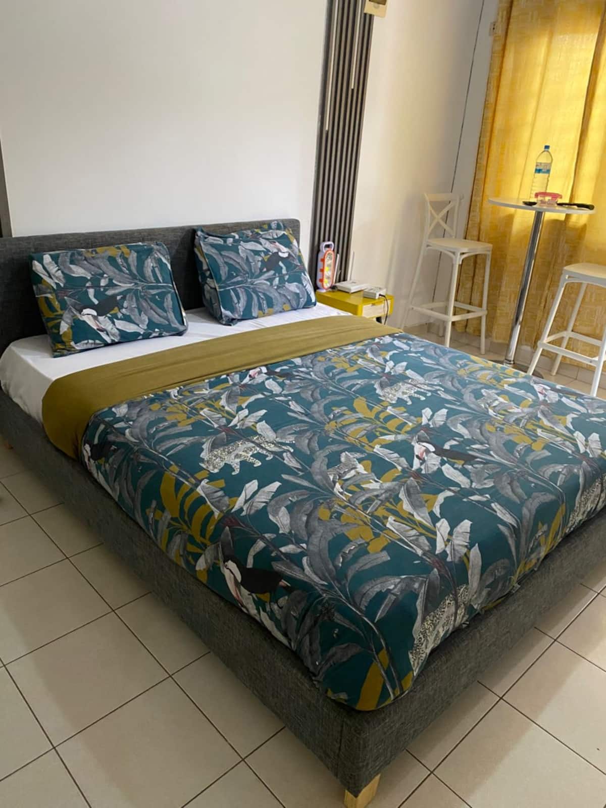 Intérieur d'un studio Canaan à Owendo, lit queen size