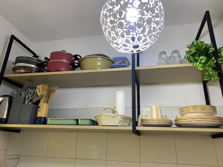 Coin cuisine et vaisselle du Studio B