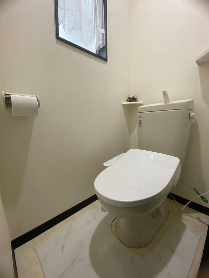 トイレ２室あります。
ウォシュレット完備