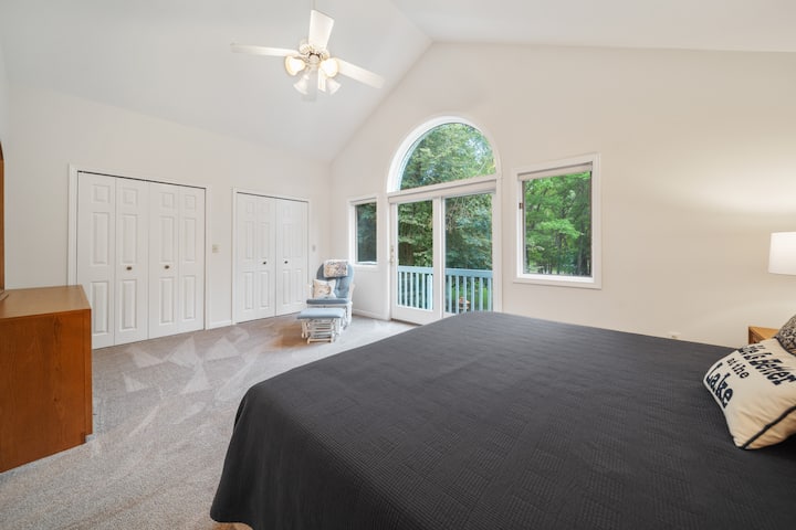 تقع في الطابق العلوي