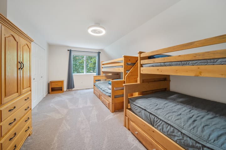 تقع في الطابق العلوي