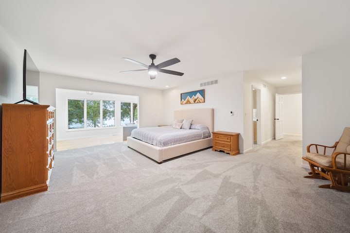 حمام داخلي أساسي في الطابق العلوي مع غرفة فورسيزونز