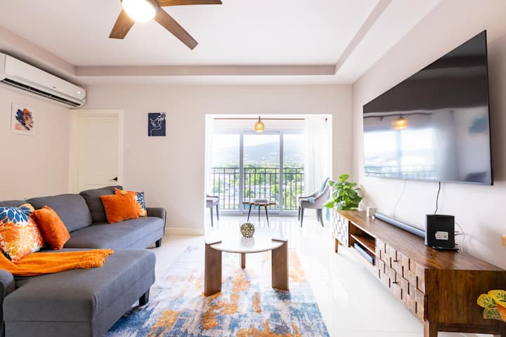 City & Blue Mountain View 1.5br Rooftop Pool Condo - Kingston