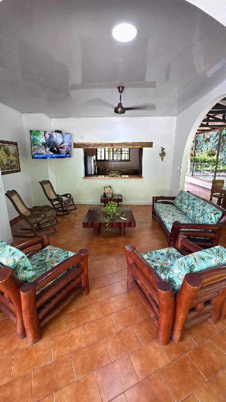 Sala súper cómoda capacidad para toda la familia ,  con un televisor de 60 pulgadas con drtv activo , ventilador techo y ventilador portátil 