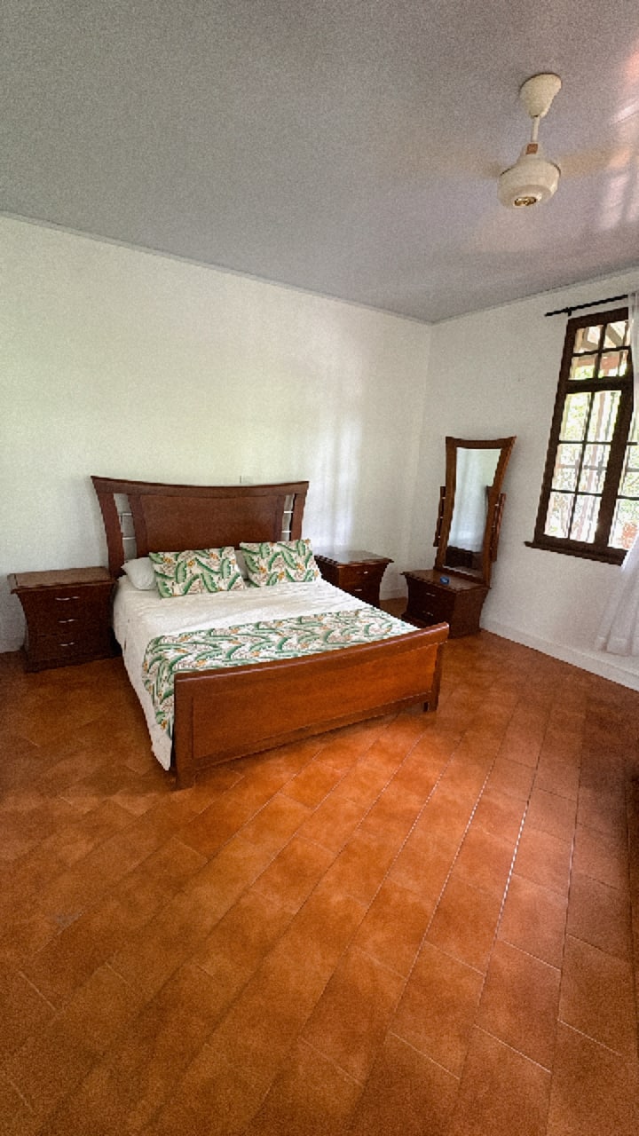 Habitación espectacular amplia , cómoda con vista al jardín con cortinas súper clara 