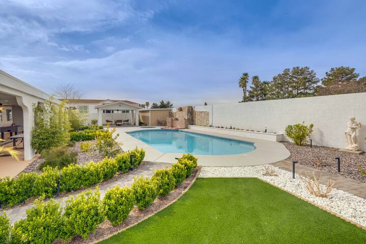 Serene Modern Home 5×4 pool+spa, gym, waterfall gallery image 4