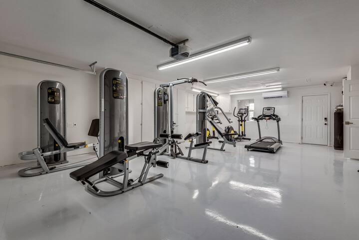 Serene Modern Home 5×4 pool+spa, gym, waterfall gallery image 3