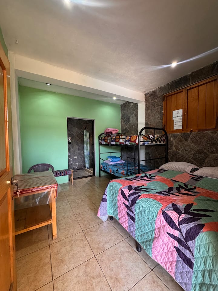 Соба подготвена за четиричлено семејство, двајца возрасни во двоен кревет и деца или млади во креветот на спрат. Супер удобен простор и многу блиску до сите места од интерес. 