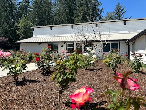 Beautiful 9 bedroom homestead, event barn, orchard