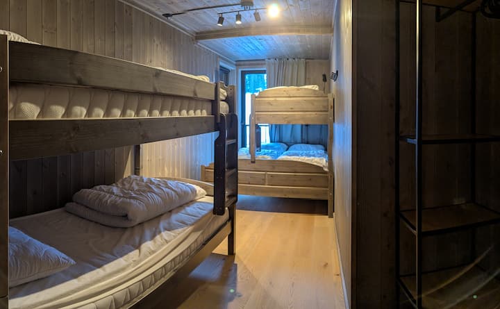 Ein Familien-Etagenbett mit 150 x 200 cm im Erdgeschoss und 90 x 200 cm im Obergeschoss.
Ein Etagenbett mit 2 Betten von 90 x 200 cm.
Es gibt auch einen Regalbereich mit Kleiderbügeln mit Platz für eine gute Menge an Kleidung