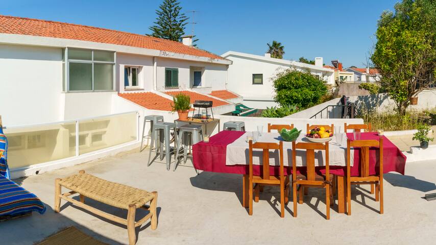 Spacious & bright 5-bedroom beach house Carcavelos gallery image 4