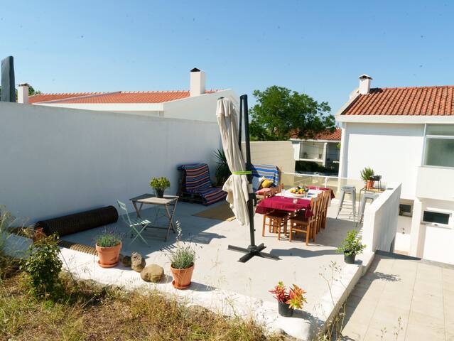 Spacious & bright 5-bedroom beach house Carcavelos gallery image 3