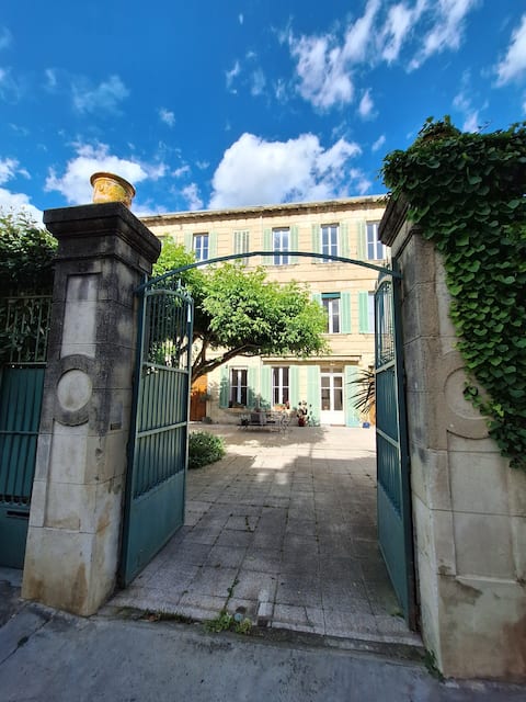House and garden in the city center