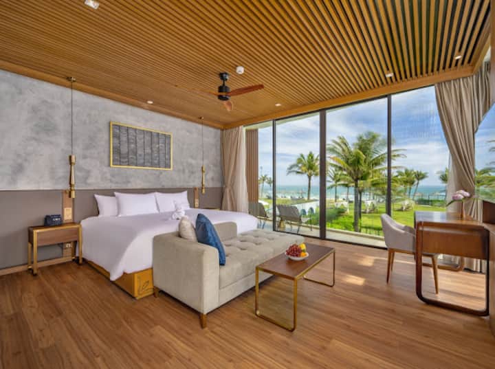 Villa 3BR beachfront, pool, garden, free pick up